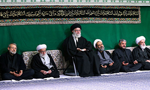 رهبر معظم انقلاب هنگام قرائت دعای توسل توسط حاج مهدی سماواتی + عکس