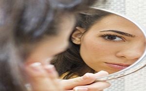 خطرات خوابیدن با آرایش