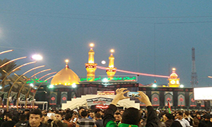 لحظه طلوع ماه بین مناره‌های مرقد حضرت عباس(ع) / پذیرایی کودکان از زائران اربعین + تصاویر