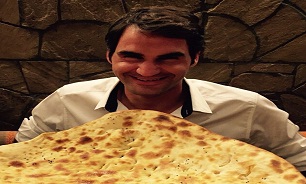 عکس/ ستاره تنیس جهان با نان ایرانی