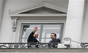 صحبت ظریف در بالکن هتل با خبرنگاران + فیلم