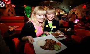 در این رستوران فقط دوقلوها استخدام می‌شوند!