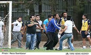 از چاقو و چماق کشی تا شکستن دندان‌های بازیکن در یک دیدار فوتبال!