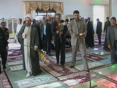 به آغوش کشیدن شهید مفقودالجسد در مشگین شهر