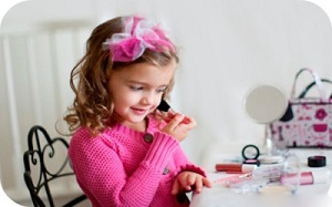 چگونه به کودکمان بگوییم آرایش نکند؟