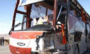 تصادف اتوبوس با کامیون در محور گرمسار- سمنان/ 30 مسافر راهی بیمارستان شدند
