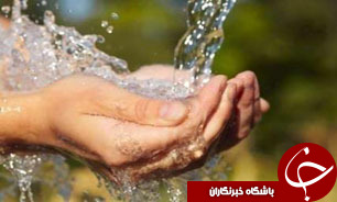 شهرداری با آب شرب فضای سبز را آبیاری می‌کند