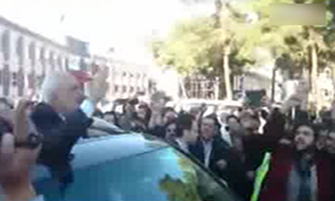 ورود ظریف در جمع پرشور استقبال&zwnj;کنندگان در فرودگاه مهرآباد + فیلم