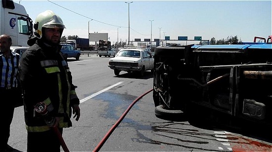 واژگونی نیسان حمل بار در بزرگراه آزادگان