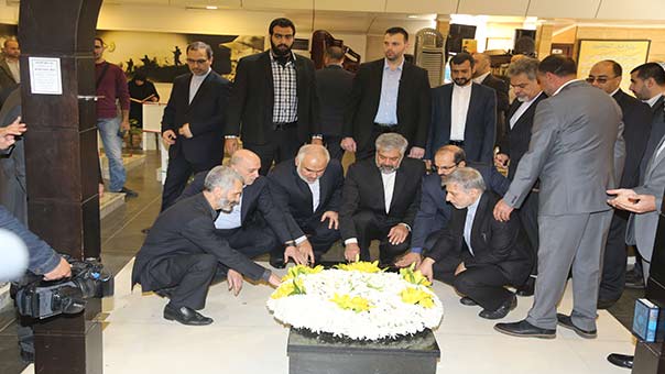 رایزنی&zwnj; سرمدی با مقامات لبنان درباره تحولات منطقه و اوضاع یمن/ حضور قائم مقام ظریف بر سر مزار عماد مغنیه + عکس