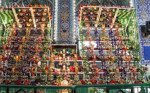 گل آرایی حرم حضرت عباس(ع) در سالروز ولادت حضرت زهرا(س) + تصاویر