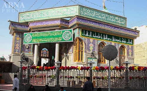 گل آرایی حرم حضرت عباس(ع) در سالروز ولادت حضرت زهرا(س) + تصاویر