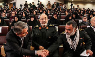 حضور انبوه زنان اسوه صبر و مقاومت/ رونمایی از آلبوم آیینی دفاع مقدس با صدای 