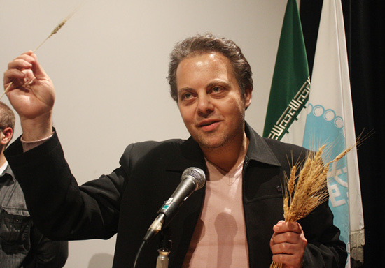 عوامل «ایران برگر» با خوشه‌های گندم به میان دانشجویان رفتند + تصاویر