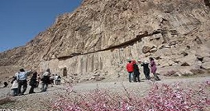 پیکره شاه اشکانی بر دامنه کوه بیستون