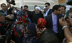حضور دکتر روحانی در جمع صمیمی گروهی از مردم قشم و مسافران نوروزی