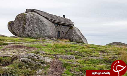 نمایی از خانه ای درمیان سنگ های غول پیکر