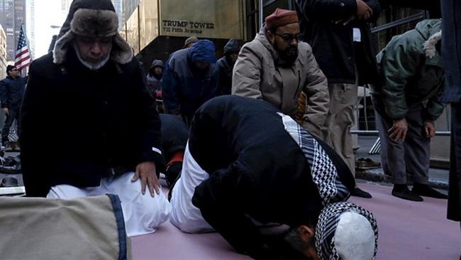 نماز مسلمانان در مقابل برج ترامپِ گستاخ+ تصاویر