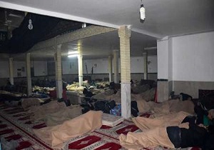 اسکان اضطراری 200 مسافر در راه مانده در مسجد النبی قروه