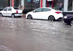 آبگرفتگی معابر در بندرعباس در پی بارش باران + تصاویر