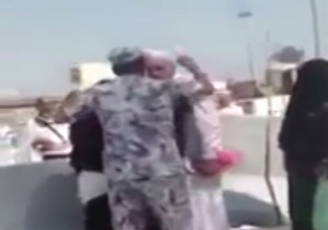 رفتار گستاخانه سرباز سعودی با یک حاجی مسن + فیلم