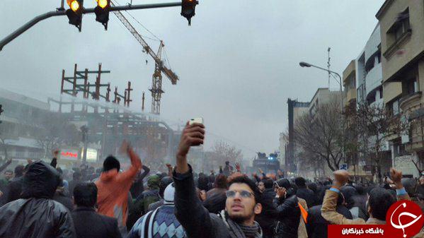 سلفی در جمع معترضان مشهدی+عکس