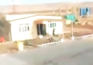 فرار نافرجام تروریست داعش از تیررس مدافع حرم + فیلم