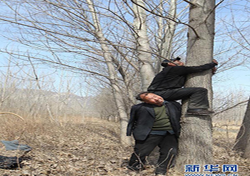 دوستی دو انسان معلول و نابینا جنگلی را سبز کرد + تصاویر