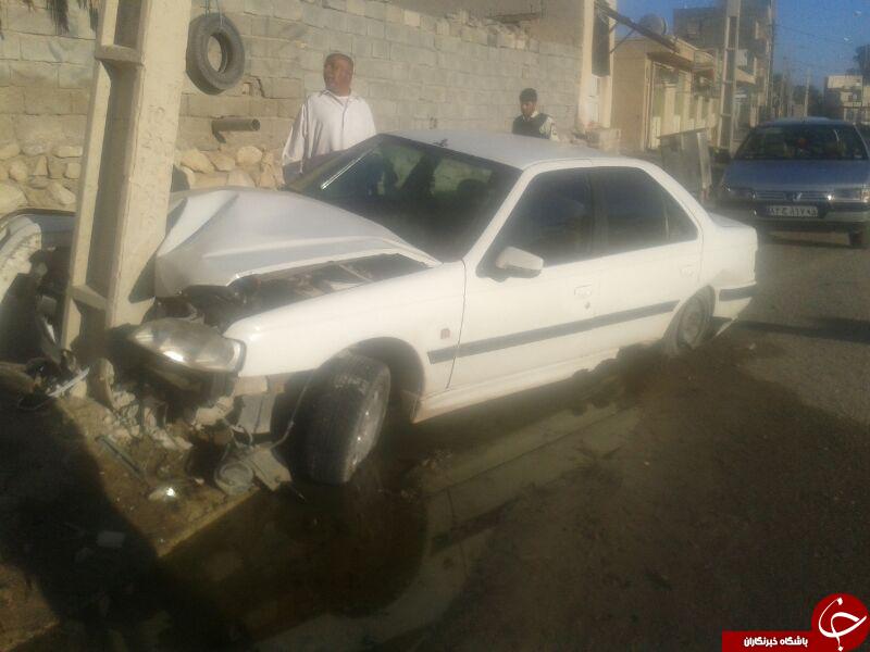 تصاویری از تصادف پژو با تیر چراغ برق