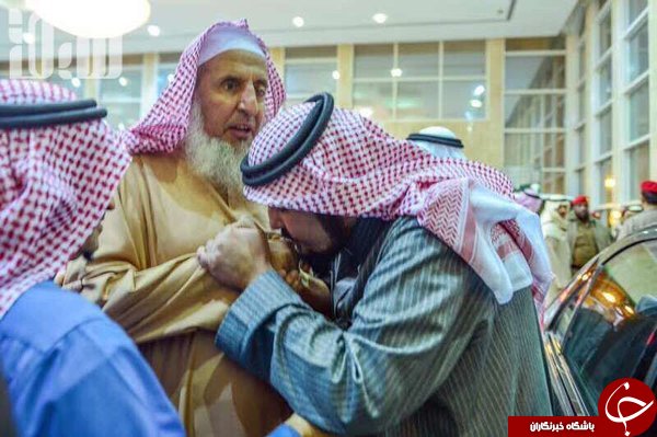 بوسه تقدیر شاهزاده بر دستان قصاب شیخ النمر+ عکس