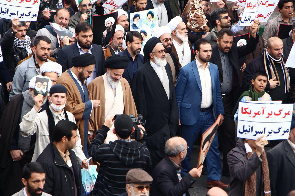 راهپیمایی نمازگزاران در اعتراض به شهادت آیت الله نمر