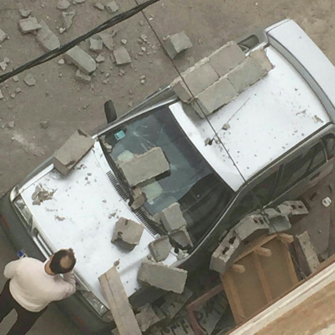 وزش باد گرم موجب ریختن سقف برخی واحد ها روی ماشین ها شد+ تصاویر