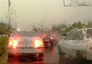 رانندگان به هنگام بارندگی از تغییر مسیر ناگهانی خودداری کنند