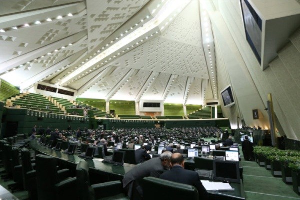 اعتراض مجلس به عدم ارائه بودجه/ تکرار رفتارهای احمدی&zwnj;نژادی در دولت یازدهم/ حضور تیم تبلیغاتی یک نماینده در صحن