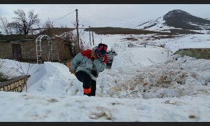 دو ساعت و بیست دقیقه کوهنوردی تیم کوهنوردی، برای بردن اقلام مورد نیاز مردم روستای بصری مهاباد
