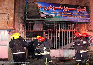 خسارت در پی آتش سوزی تعمیرگاه خودروهای گاز سوز + تصویر