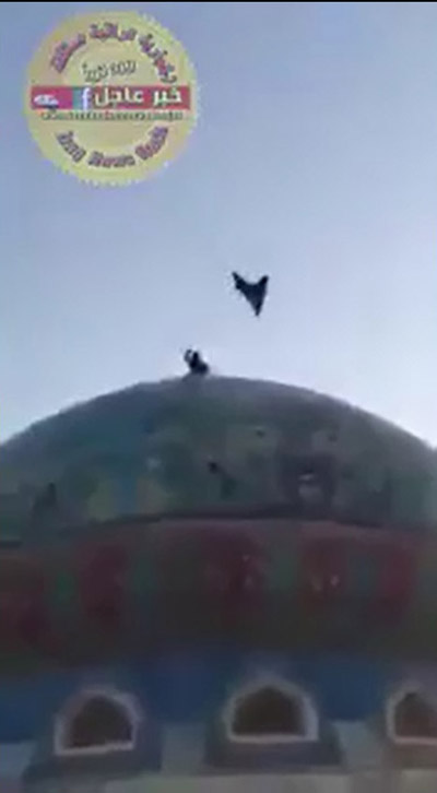 جشن نیروهای عراقی هنگام پایین کشیدن پرچم داعش در رمادی+ تصاویر