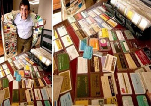 این آقا کلکسیون کارت اعتباری دارد!