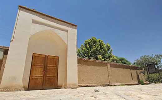 تماشای معماری ایرانی در میان درختان سر به فلک کشیده باغ اکبریه