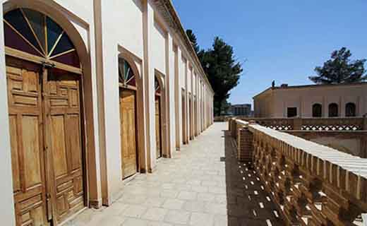 تماشای معماری ایرانی در میان درختان سر به فلک کشیده باغ اکبریه