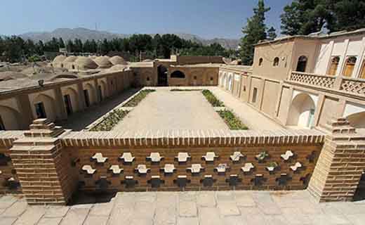 تماشای معماری ایرانی در میان درختان سر به فلک کشیده باغ اکبریه