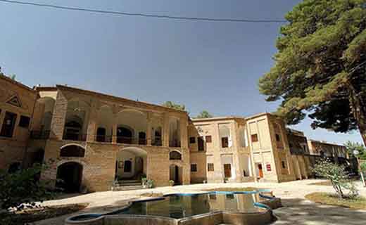 تماشای معماری ایرانی در میان درختان سر به فلک کشیده باغ اکبریه