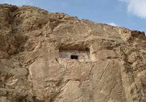این گوردخمه در صحنه قرار دارد