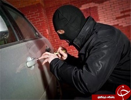 سارق داخل خودرو حين سرقت دستگير شد