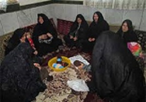 تهیه البسه گرم توسط بانوان برای مدافعان حرم