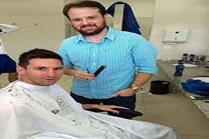 وقتی زمین فوتبال تبدیل به آرایشگاه می شود+فیلم