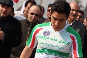 حب‌درویش و اجرای حرکات نمایشی در برنامه زنده + فیلم