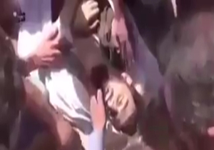 نوازش جسد زهران علوش توسط تروریست های جیش الاسلام + فیلم