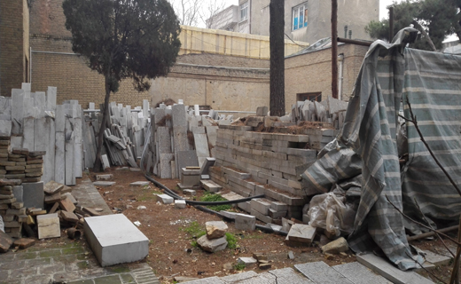 عمارت در حال تخریب است