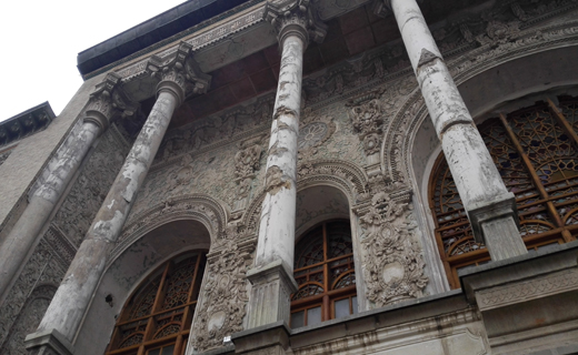عمارت در حال تخریب است